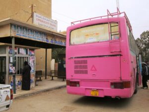 Arrêt de bus à Baharia