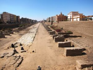 L'allée des sphinx en réparation