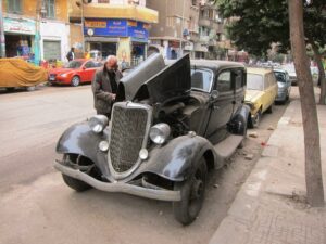 Papy répare sa vieille Ford