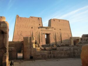 Soleil levant sur le temple d'Edfou